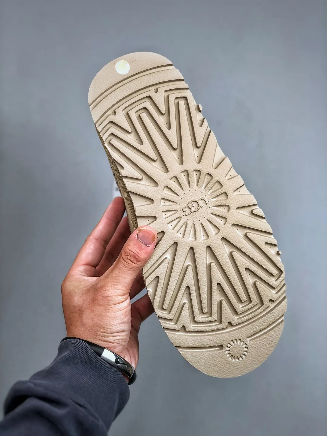 Local self-pickup💰560 supports store placement. The top version on the market. UGG Tazz ethnic style thick-soled women's model. Xiaohongshu's hot model. Produced by a major foreign trade factory in Guangzhou. From toe to insole, genuine sheep fur. Independent outer box packaging. Chip. With waterproof technology. Differentiating from any version on the market. 5cm thick sole. Independently developed original outsole. Cashmere insole. Keep warm when going out in winter. It is a very suitable choice for home use. In the new year, uug has launched a style series, which is partially biased towards the preferences of young consumers. It has also moved to the forefront of fashion trends. Shoe body material. Water-repellent coated suede upper. 17mm UGGPURE™ implanted wool insole. Lightweight non-slip and comfortable rubber outsole. With brand LOGO. With full packaging. Size: 35-40